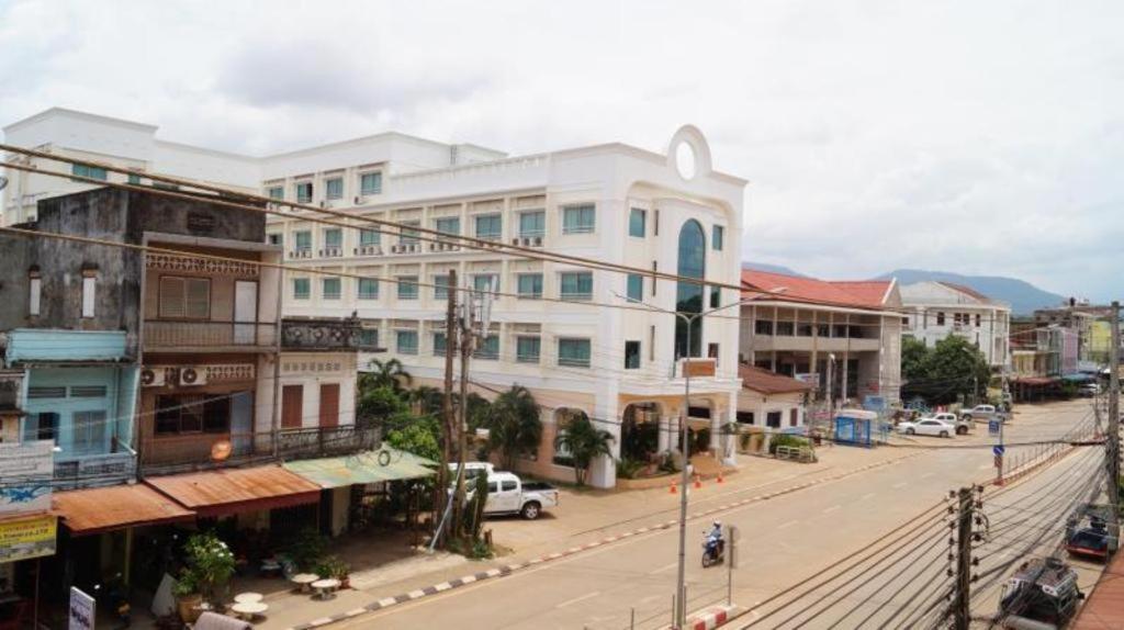 Lankham Hotel Pakse Exterior foto